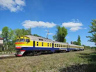 Пригородный пассажирский дизель-поезд типа ДР1А, в котором головной моторный вагон имеет салон для перевозки пассажиров.