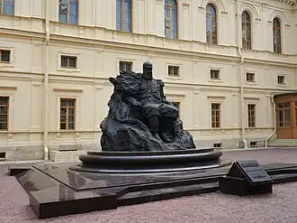 Памятник Александру III во внутреннем  дворе Арсенального каре Большого Гатчинского дворца.