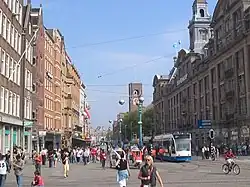 Трамвай на маршруте 25 (Дамрак-площадь Дам).