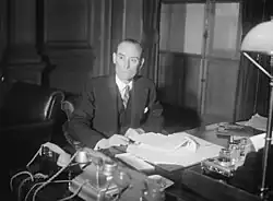 Дэвид Маргессон за своим столом в военном министерстве