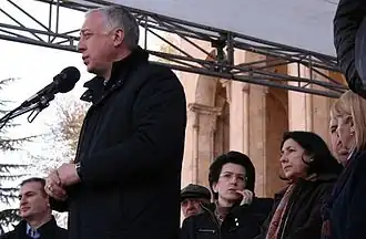 Гамкрелидзе произносит речь перед митингующими напротив здания Общественного телевидения Грузии 14 апреля 2009 года