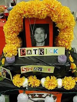 Фото Патрика Суэйзи на алтаре по случаю Дня мёртвых в Канаде