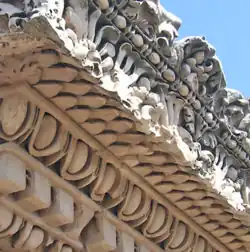 Снизу вверх: дентикулы (зубчики), ионический киматий и карниз с пальметтами, выше — астрагал с «бусами». Дом Флавии на Палатинском холме в Риме