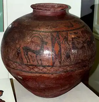 Керамический сосуд с изображением оленя периода культуры расписной керамики, обнаруженный в поселении Шахтахт, Музей истории Азербайджана