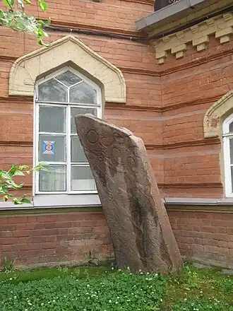 Иволгинский оленный камень у входа в Иркутский областной краеведческий музей