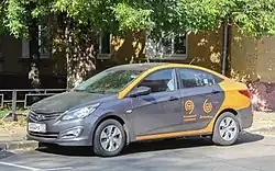 Hyundai Solaris в старой расцветке «Делимобиль»