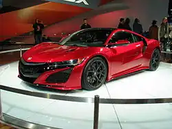 Honda/Acura NSX[англ.], использующий бензино-электрический привод[англ.] в отношении передних колёс