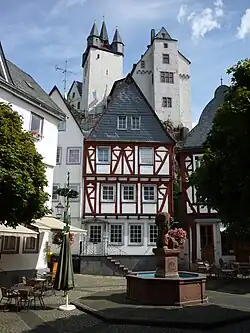 Площадь в центре старого города Диц и возвышающийся на ней замок