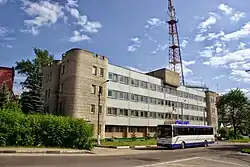 Административное здание ДЭЗ на Пушкинской улице и телевышка АТС за ним