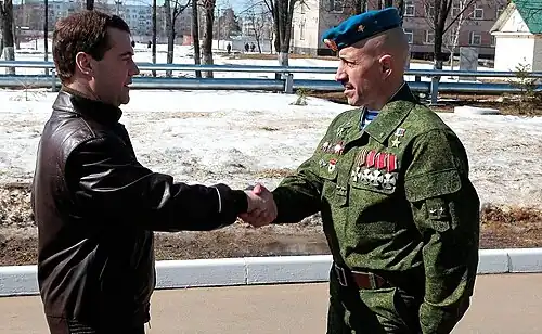 Президент России Дмитрий Медведев и трёхкратный кавалер ордена Мужества Анатолий Лебедь, 4 апреля 2011 года