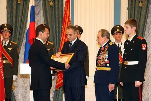 В. В. Гаврилов получает грамоту о присвоении городу Дмитрову почётного звания «Город воинской славы», 8 декабря 2008 года.