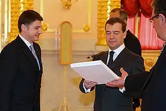 Небойша Кохарович (слева) вручает верительные грамоты президенту России Дмитрию Медведеву. Москва, 27 февраля 2009.