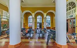 Дно. Зал ожидания вокзала