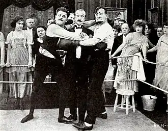 В фильме «Не сдавайся!» (1920). Финлейсон — в центре, в роли рефери.