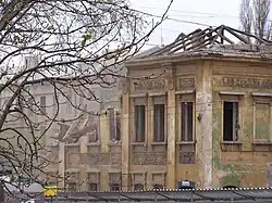 Фасад дома после начала «реабилитации». Фото 2007 года