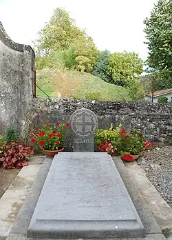 Современная стела дома Доностея