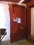 Входная бронедверь, подорванная во время штурма в 1941 г.