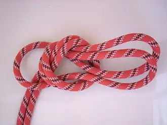 2. Перекинуть петлю на другую сторону узла.