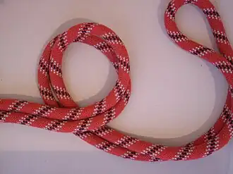 1. Сложить трос пополам, создав закрытую петлю; создать колы́шку.