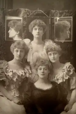 Студия W. & D. Downey. Дороти Дин с сёстрами Эдит Элен, Хетти и Леной, 1893