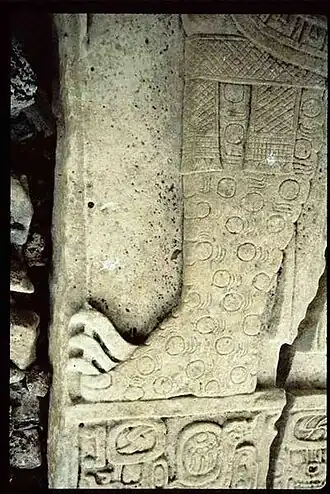 Стела V из Дос-Пилас. Деталь, изображающая шкуру ягуара