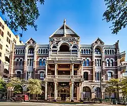 Внешний вид отеля в 2011 году