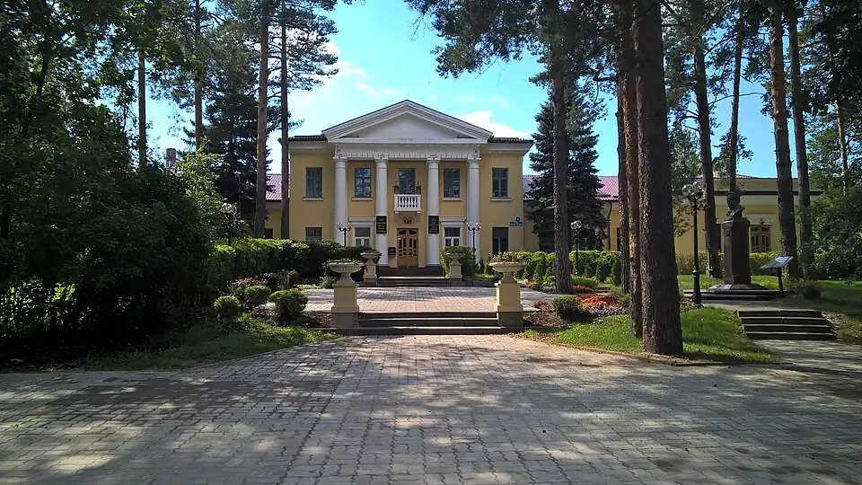 Дом учёных и площадь Жолио-Кюри (2019 год). Справа — бюст Николая Николаевича Боголюбова