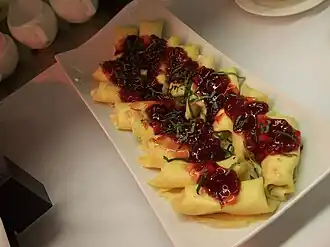 Блинчики, фаршированные утиным конфи, сервированные с соусом камберленд