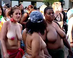 Активистки дайк-марша в Нью-Йорке 23 июня 2007 года, выступающие за свободу нахождения женщин в общественных местах топлес.