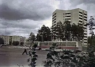 Трамвайный поезд КТМ-5 на площади Гайдара(маршрут № 3). Фото начала 1990-х. Ныне эта трамвайная линия разобрана.