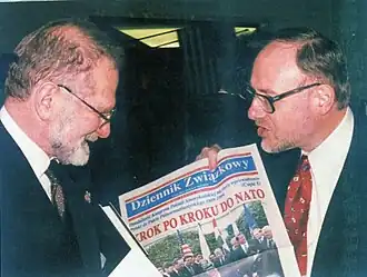 Лес Кучински, исполнительный директор Конгресса американской Полонии дарит экземпляр газеты «Dziennik Zwiazkowy» Брониславу Геремеку, министру иностранных дел Польши (1999)