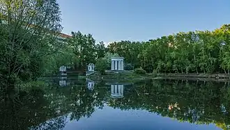 Пруд с мостиком и ротондой