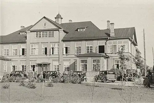 Офицеры Высшей военной школы у гимназии Вяйке-Маарья, 1937 год