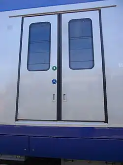 Прислонно-сдвижные салонные двери «Иволги» базовой версии. Видны кнопки запроса открытия и вызова помощника машиниста