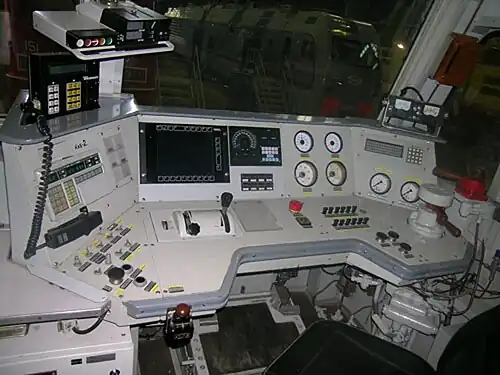 Вид по центру на пульт машиниста