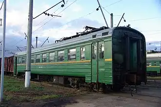 Моторный вагон ЭР2 со стороны токоприёмника. Резиновый межвагонный переход