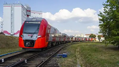 Подъездной путь с Курского направления МЖД к парку отстоя, путь на насыпи выше — к кольцу