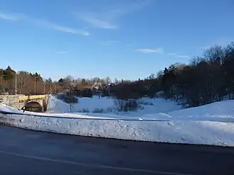 Начало улицы, слева — мост Люкати