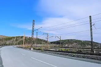 Автодорога и ж/д пути на гребне плотины