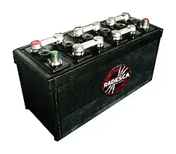 Вариант обслуживаемой свинцово-кислотной аккумуляторной батареи для автомототракторной техники в эбонитовом корпусе, в подобных батареях была даже возможность заменить отдельный вышедший из строя аккумулятор