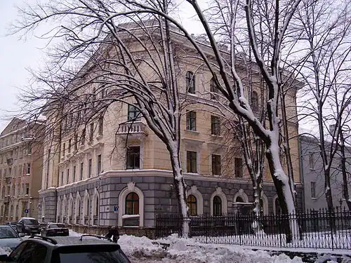 Вид перекрёстка с улицей Пикк. На переднем плане здание МВД Эстонии, справа - ограда церкви Олевисте