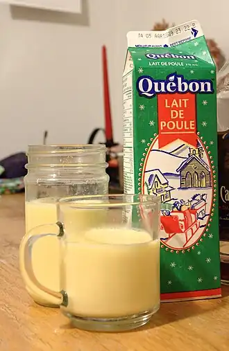 Пакет и кружка готового эгг-нога Québon из Монреаля — фр. lait de poule, дословно — «куриное молоко»