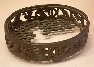 Ажурный решетчатый контейнер (поднос или жаровня) с именем Мериибра Хети. Бронза. Найден в гробнице близ Асьюта. В настоящее время хранится в Лувре (Е 10501)