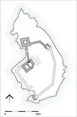 Построенная в XIII веке кольцевая стена огораживала почти весь остров.