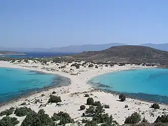 Вид на пляж Симос с полуострова Саракинико