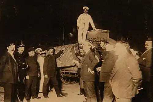 Передача урн для голосования.