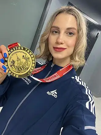 Елизавета с медалью чемпионата России 2025 в Екатеринбурге.