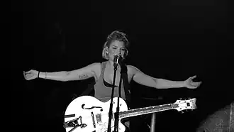 Эмма во время концерта во Флоренции