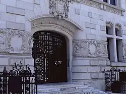 Вход в институт, обрамлённый рельефным фризом.