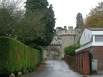 Аллея, ведущая к замку